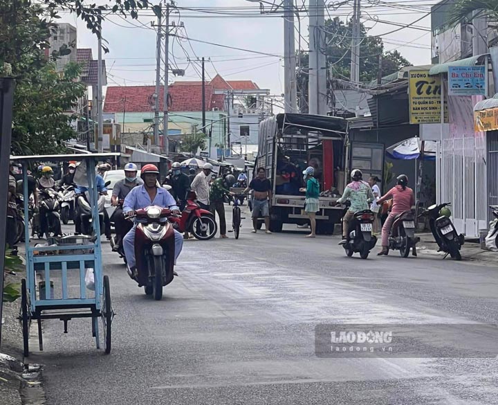 Người dân địa phương hỗ trợ giúp người đi đường bị ngã xe. Ảnh người dân cung cấp