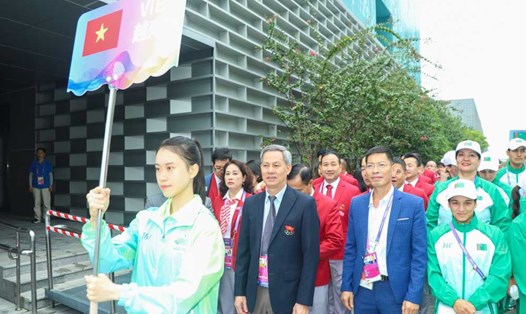 Đoàn thể thao Việt Nam tham gia lễ thượng cờ tại ASIAD 19. Ảnh: Bùi Lượng 