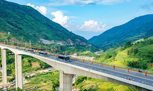 Cây cầu cạn 450 tỉ đồng có trụ cầu cao nhất Việt Nam đã được nối thông tuyến với đường cao tốc Nội Bài - Lào Cai. Ảnh: Bảo Nguyên 