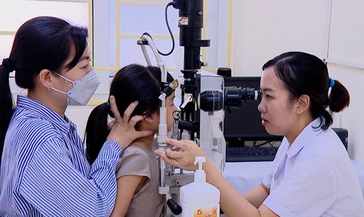 Từ đầu tháng 9.2023 đến nay tỉ lệ người mắc bệnh đau mắt đỏ trên địa bàn tỉnh Ninh Bình tăng cao, đặc biệt là học sinh. Ảnh: Diệu Anh