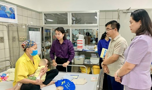 Bí thư Quận uỷ Thanh Xuân Bùi Huyền Mai thăm, động viên bệnh nhi trong vụ cháy chung cư mini. Ảnh: Hanoi.gov