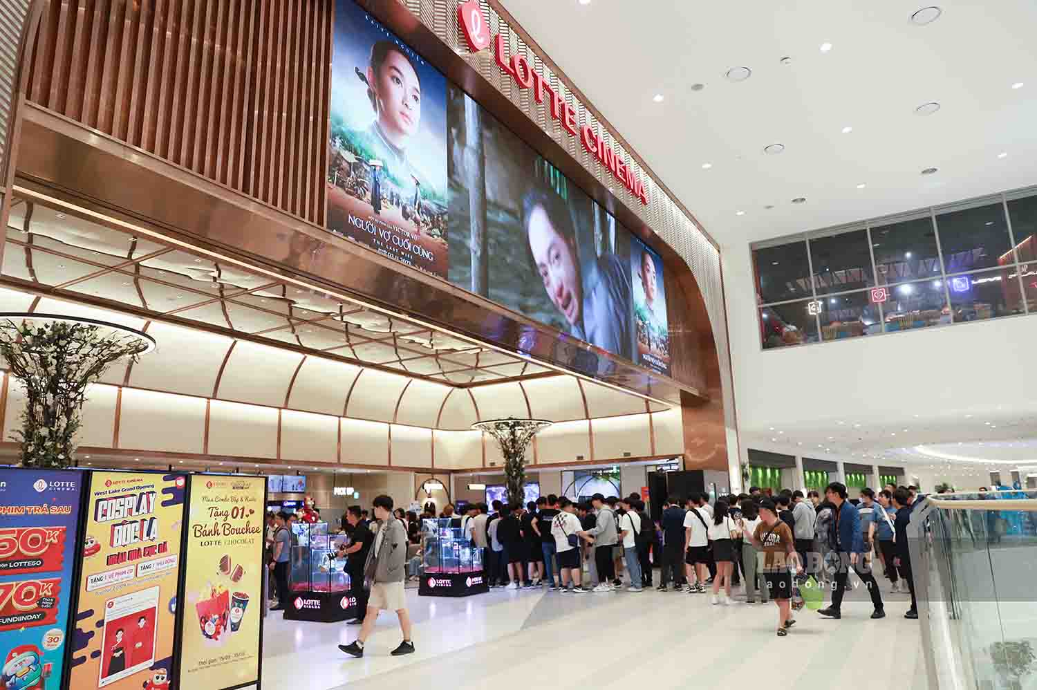  Lotte Cinema West Lake đón đông đảo du khách. Tại cụm rạp có tổng 9 rạp chiếu phim và hơn 1.000 ghế ngồi. Lần đầu tiên tại Hà Nội, hai rạp chiếu phim cao cấp CharLotte và Recliner được đưa vào hoạt động, nâng cao trải nghiệm cho người yêu điện ảnh.