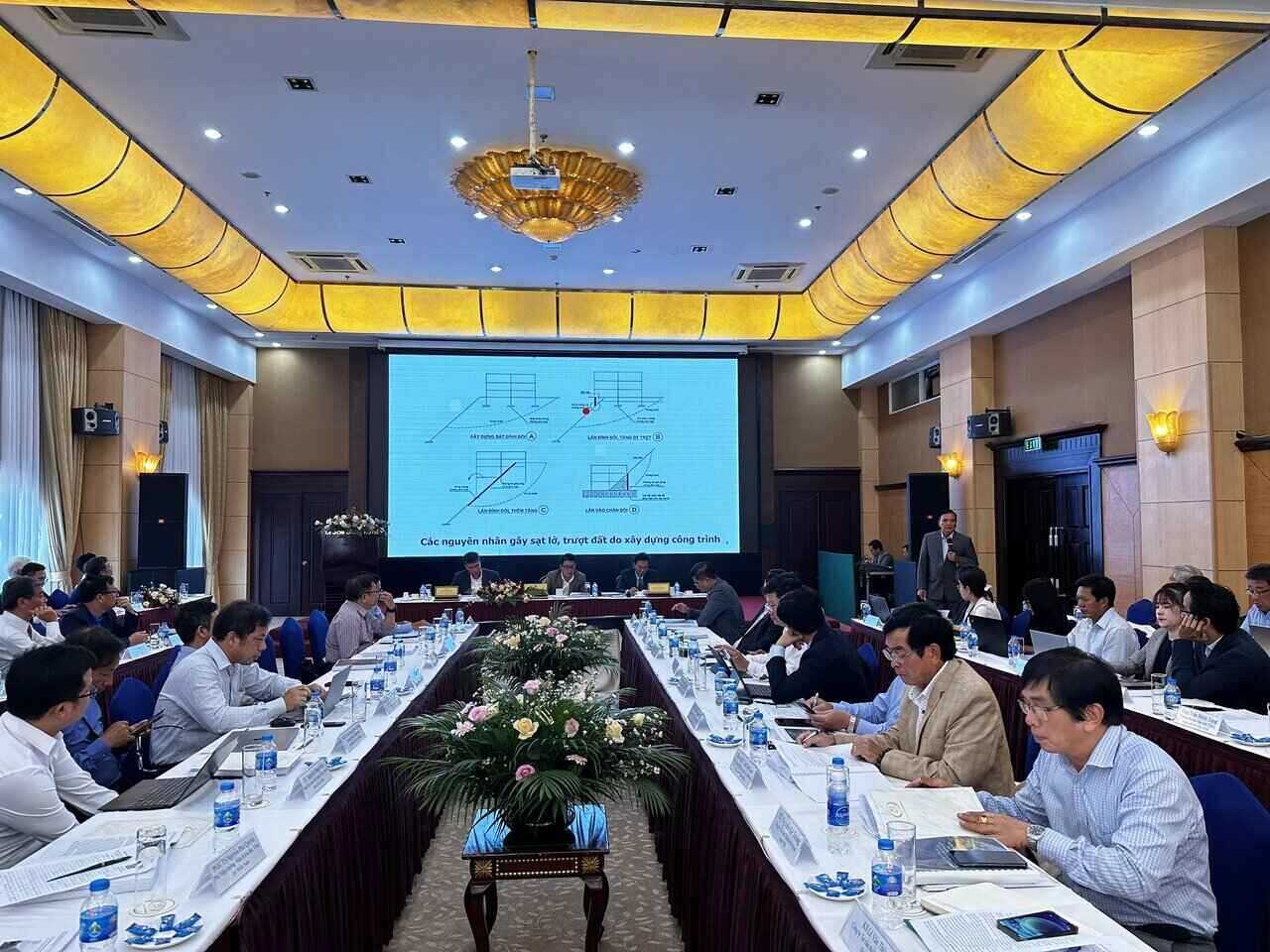  Hội thảo “Đánh giá thực trạng, nguyên nhân và giải pháp phòng, chống sạt trượt, ngập lụt cục bộ trên địa bàn tỉnh Lâm Đồng” được tổ chức tại tỉnh Lâm Đồng vào ngày 22.9. Ảnh: Nguyễn Dũng