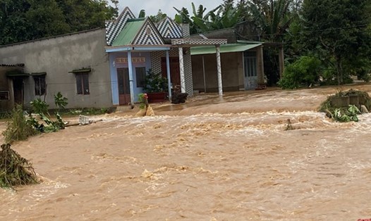 Lượng mưa lớn đổ về nhanh đã gây ngập úng nặng tại tỉnh Lâm Đồng. Ảnh: Phan Tuấn
