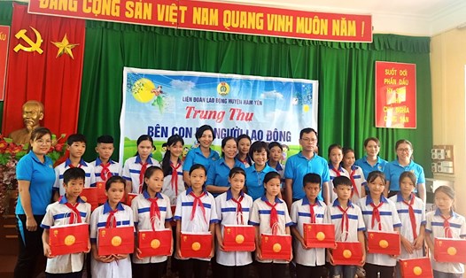Lãnh đạo LĐLĐ huyện Hàm Yên (Tuyên Quang) trao quà Trung thu cho con công nhân. Ảnh: Dương Thuỳ