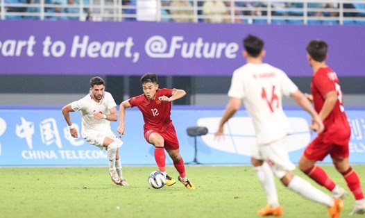 Olympic Việt Nam trong trận thua Iran tại lượt trận thứ 2 bảng B môn bóng đá nam ASIAD 19. Ảnh: VFF 