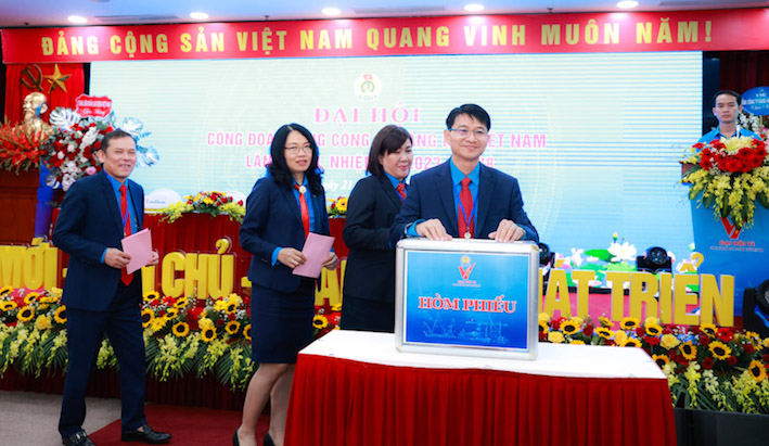 Các đại biểu bỏ phiếu bầu Ban Chấp hành Công đoàn Tổng Công ty Hàng Việt Nam, nhiệm kỳ 2023-2028. Ảnh: Hải Nguyễn
