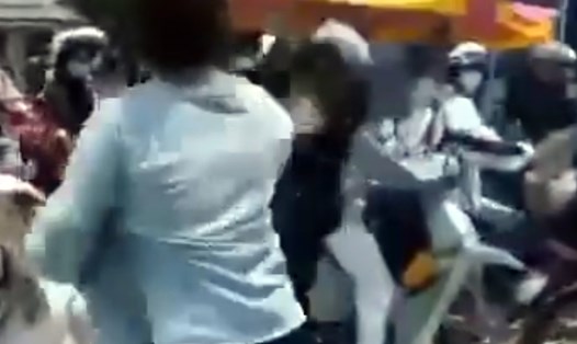 Nữ sinh đánh bạn bằng mũ bảo hiểm tại Bạc Liêu gây xôn xao dư luận. Ảnh: cắt từ clip