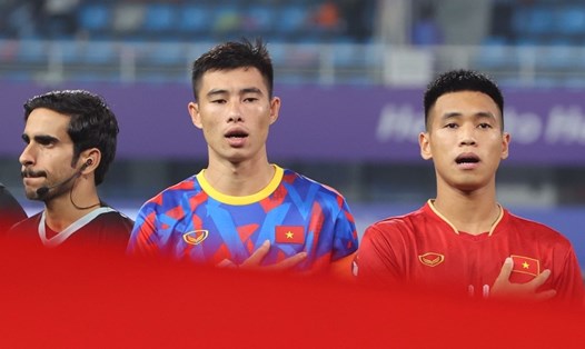 Quan Văn Chuẩn (giữa) mang băng đội trưởng Olympic Việt Nam ở 2 trận đấu đã qua. Ảnh: Linh Hoàng 