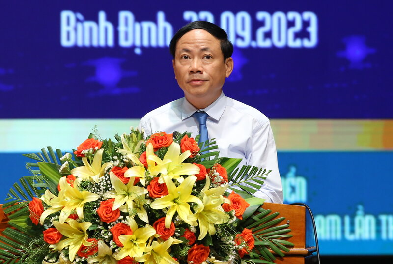 Chủ tịch UBND tỉnh Bình Định Phạm Anh Tuấn đọc lời chào mừng. Ảnh: Sở Thông tin - Truyền thông Bình Định.