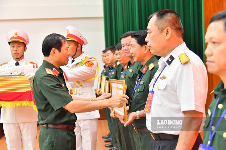 Thượng tướng Nguyễn Tân Cương trao Bằng khen của Bộ trưởng Bộ Quốc phòng cho 17 tập thể có thành tích xuất sắc trong hoạt động của Hải đội DQTT. Ảnh: Phương Vũ