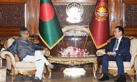 Chủ tịch Quốc hội Vương Đình Huệ hội kiến Tổng thống Bangladesh Mohammed Shahabuddin. Ảnh: TTXVN