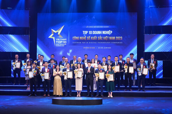 Lễ Vinh danh và trao Chứng nhận TOP 10 Doanh nghiệp Công nghệ số xuất sắc Việt Nam 2023. Ảnh: Meey Land. 