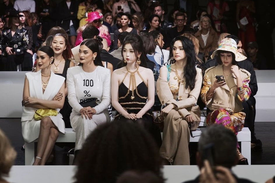 Hương Giang và Quỳnh Anh Shyn ngồi hàng ghế đầu show Moschino cùng nhiều sao quốc tế. Ảnh: Instagram