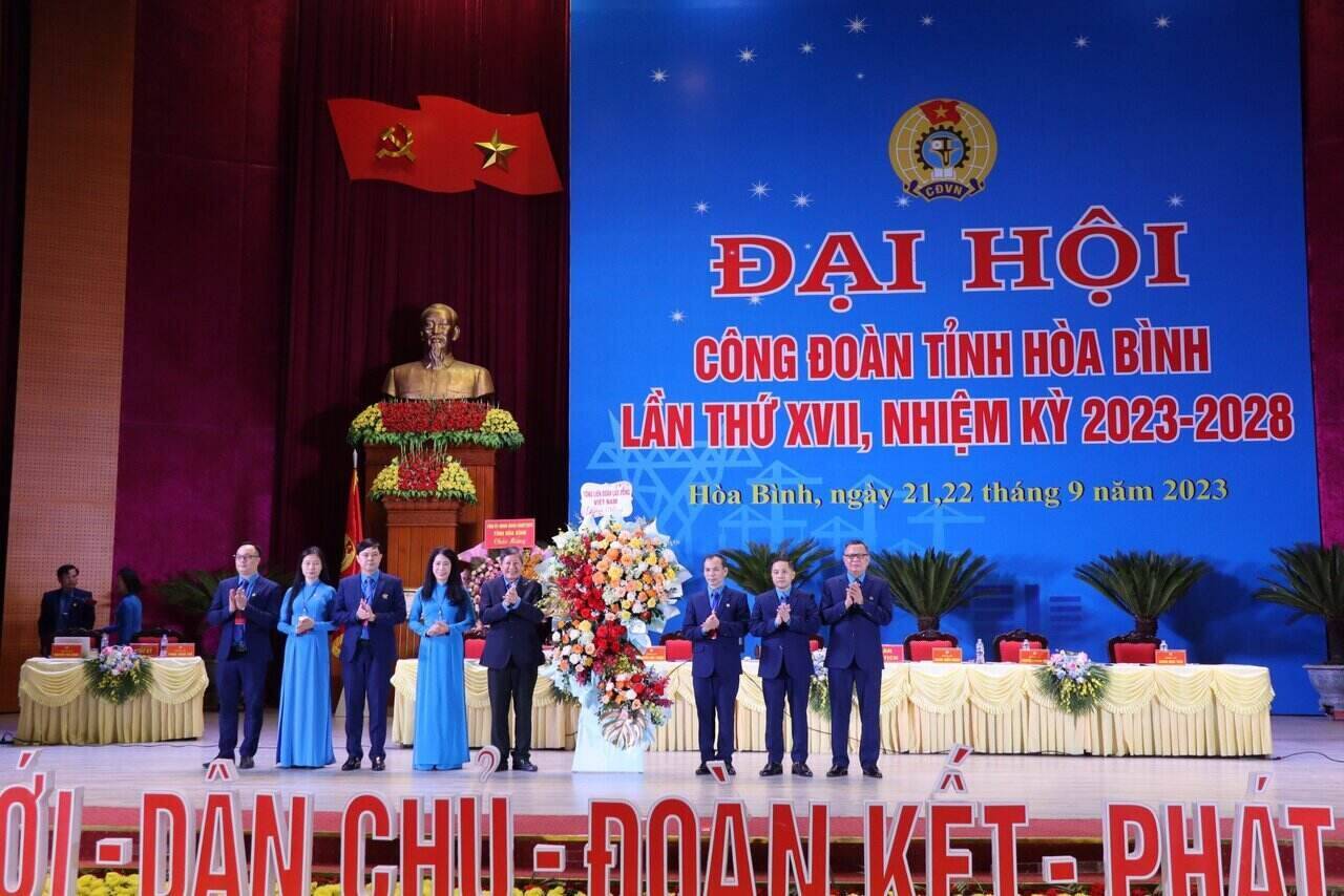 Phó Chủ tịch Thường trực Tổng LĐLĐ Việt Nam Trần Thanh Hải tặng hoa chúc mừng Đại hội. Ảnh: Minh Thành