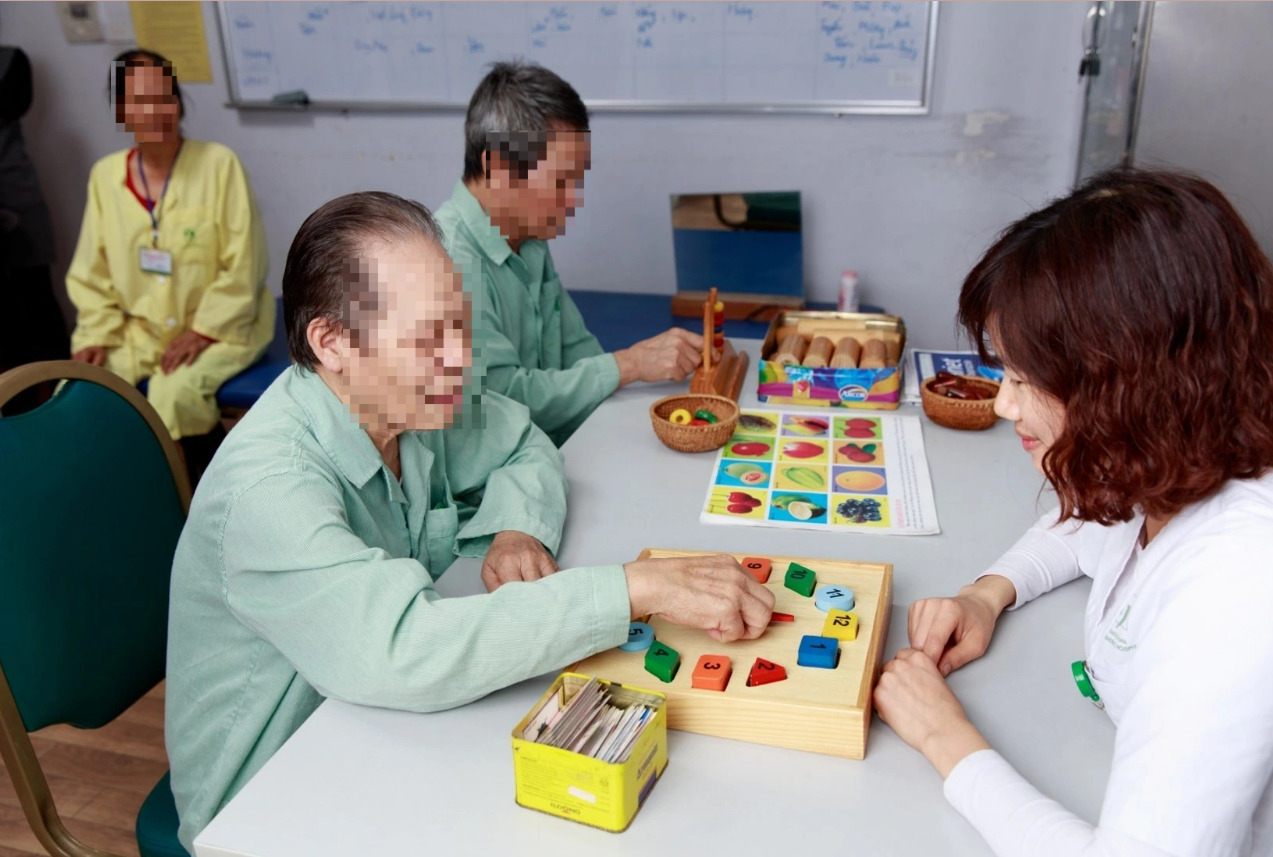 Một hoạt động điều trị cho bệnh nhân sa sút trí tuệ. Ảnh: BVCC