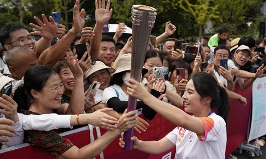 Người dân và du khách hào hứng tham gia lễ rước đuốc ASIAD 19 tại Hàng Châu, Chiết Giang, Trung Quốc. Ảnh: Xinhua