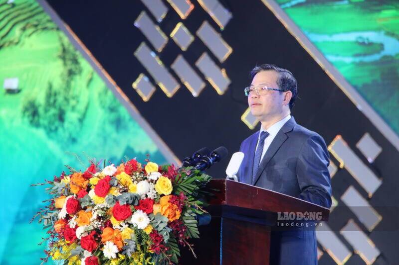 Chủ tịch UBND tỉnh Tuyên Quang Nguyễn Văn Sơn phát biểu khai mạc chương trình.