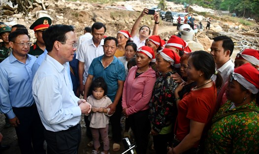 Chủ tịch nước Võ Văn Thưởng thăm hỏi người dân vùng lũ xã Liên Minh, Thị xã Sa Pa, tỉnh Lào Cai. Ảnh: Bảo Nguyên