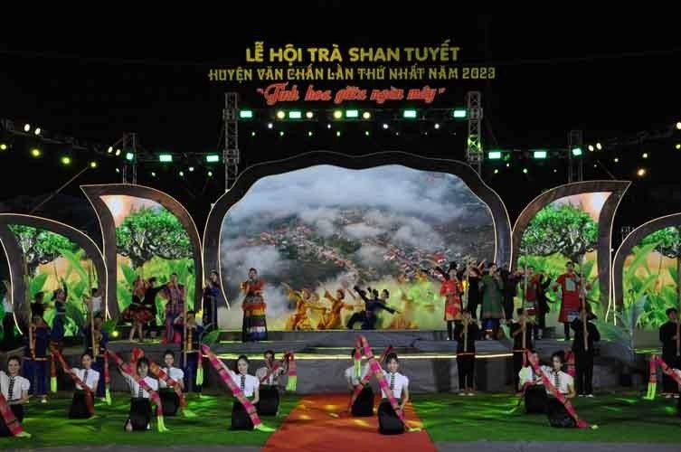Chương trình văn nghệ khai mạc Lễ hội trà Shan tuyết “Tinh hoa giữa ngàn mây” huyện Văn Chấn lần thứ nhất năm 2023. Ảnh: Đinh Đại