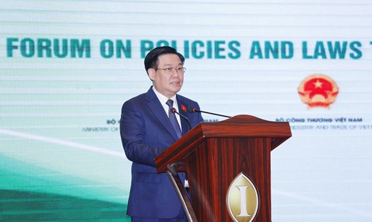 Chủ tịch Quốc hội Vương Đình Huệ đã tham dự Diễn đàn Chính sách, Pháp luật thúc đẩy hợp tác kinh tế, thương mại và đầu tư Việt Nam - Bangladesh. Ảnh: Doãn Tấn 