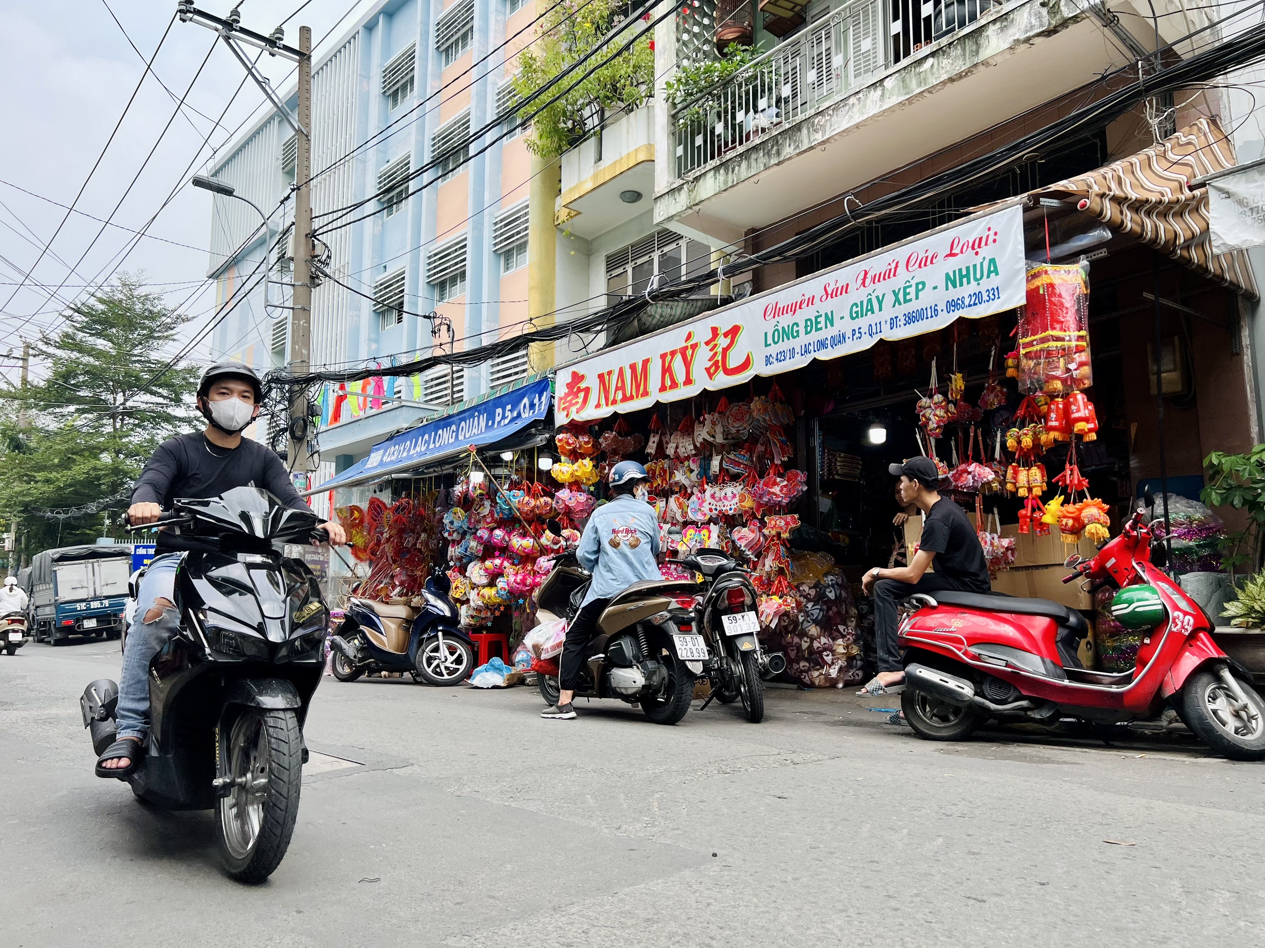 Làng nghề lồng đèn thủ công Phú Bình có lịch sử với hơn 50 năm tuổi, được xem là nơi sản xuất lồng đèn nổi tiếng lớn nhất TPHCM, nơi cung cấp lồng đèn lớn nhất cho khắp miền Tây, miền Nam và miền Trung. 