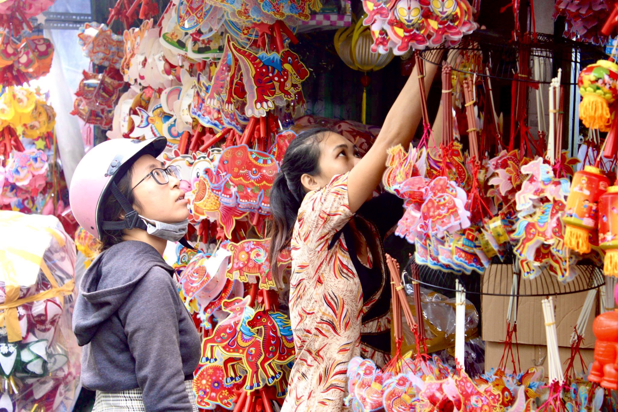 Nhiều hộ kinh doanh lồng đèn cho biết, đến nay, lồng đèn Trung thu truyền thống vẫn được rất nhiều ưa chuộng dù cho sự xuất hiện của lồng đèn điện tử. “Tính đến thời điểm này, cửa hàng tôi đã bán khoảng 7.000 - 8.000 chiếc, nhiều tỉnh lân cận đều đặt mua với số lượng lớn. Càng gần ngày Trung thu, đơn đặt hàng càng nhiều, tôi phải huy động các thành viên trong gia đình phụ giúp để kịp giao cho khách“, chị Tươi, chủ một cửa hàng lồng đèn phấn khởi cho biết thêm.