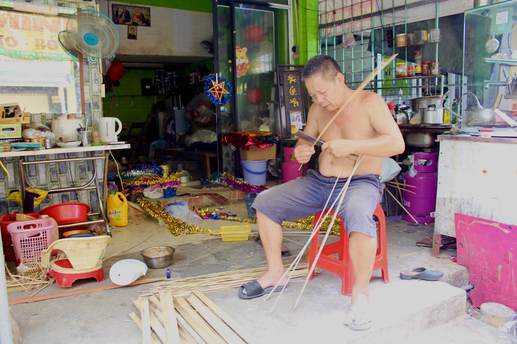 Tương tự, ông Trần Bình, chủ một cửa hàng chia sẻ, từ vài tháng trước Tết Trung thu, thương lái và nhiều bạn trẻ đã đổ xô tìm đến đặt hàng. Số lượng khách đặt qua điện thoại hoặc đến hỏi mua khá nhiều. Tôi thấy mừng vì càng ngày có nhiều bạn trẻ yêu thích lồng đèn truyền thống“, ông Bình vui vẻ nói.