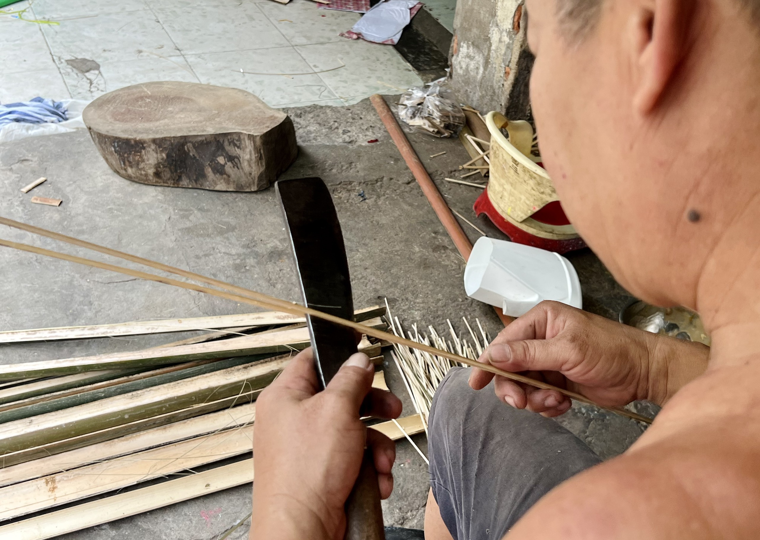 Theo ông Bình, ngoài việc lựa chọn khung đèn là nứa hay lồ ô tì giấy cũng phải có màu đỏ thật đẹp. Bên cạnh đó, các đường nét hoa văn cũng phải độc đáo ấn tượng để thu hút khách hàng.