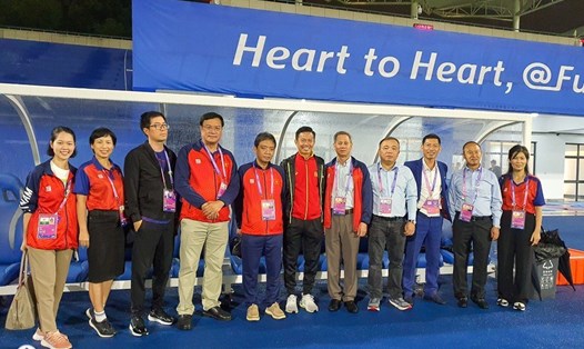 Thứ trưởng Hoàng Đạo Cương và lãnh đạo đoàn thể thao Việt Nam thăm, động viên đội tuyển Olympic Việt Nam tại ASIAD 19. Ảnh: VFF
