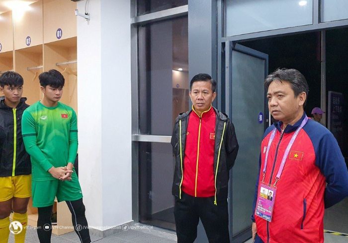 Huấn luyện viên Hoàng Anh Tuấn báo cáo Thứ trưởng Hoàng Đạo Cương về tình hình của đội tuyển Olympic Việt Nam tại ASIAD 19. Ảnh: VFF