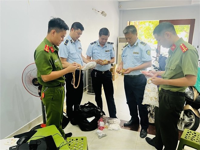 Lực lượng chức năng phát hiện số lượng lớn mặt hàng trang sức mỹ ký không rõ nguồn gốc. Ảnh: Cục QLTT Lào Cai