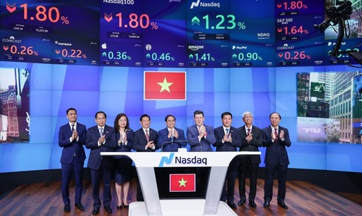 Thủ tướng và đoàn đại biểu Việt Nam tại phiên khai mạc giao dịch ở sàn chứng khoán NASDAQ. Ảnh: VGP