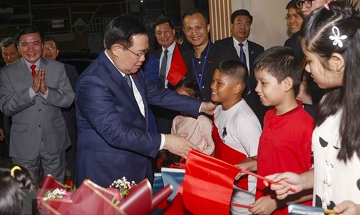 Chủ tịch Quốc hội Vương Đình Huệ thăm trụ sở Đại sứ quán Việt Nam và gặp mặt cộng đồng người Việt Nam tại Bangladesh. Ảnh: TTXVN