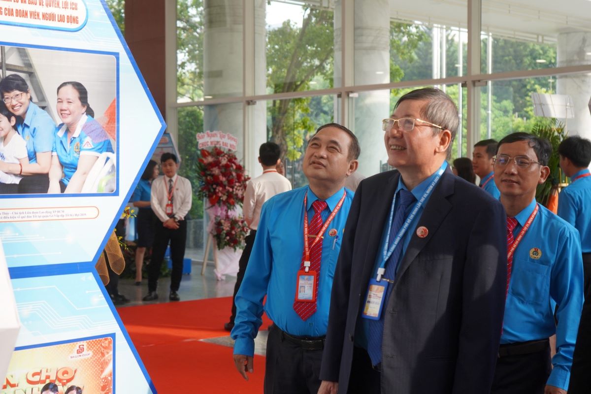 Phó Chủ tịch Thường trực Tổng LĐLĐ Việt Nam Trần Thanh Hải (ở giữa) xem triển lãm ảnh. Ảnh: Phương Ngân