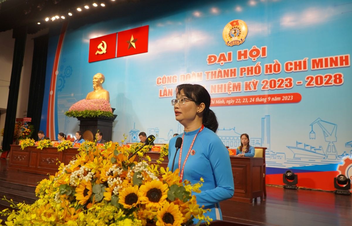 Chủ tịch LĐLĐ TPHCM Trần Thị Diệu Thúy trình bày diễn văn khai mạc Đại hội. Ảnh: Chân Phúc