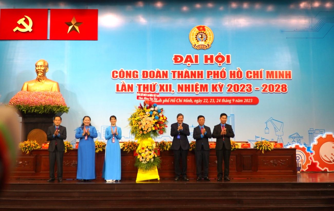 Phó Chủ tịch Thường trực Tổng LĐLĐ Việt Nam Trần Thanh Hải đến tham dự và trao hoa chúc mừng. Ảnh: Chân Phúc