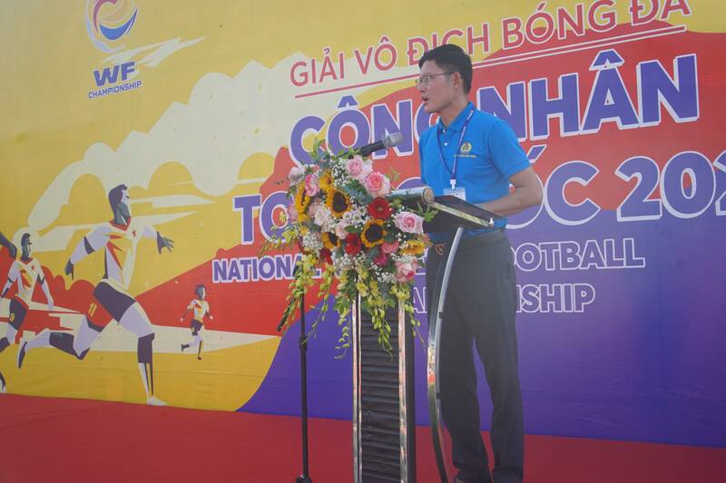 Ông Nguyễn Mạnh Kiên - phó trưởng Ban Tuyên giáo, Tổng liên đoàn Lao động Việt Nam phát biểu khai mạc.  Ảnh: Văn An