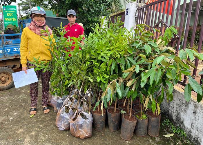 Người nông dân nhận cây giống trong dự án “Canh tác cà phê bền vững theo mô hình nông lâm kết hợp” chính thức khởi động tại Việt Nam vào tháng 6_2023 