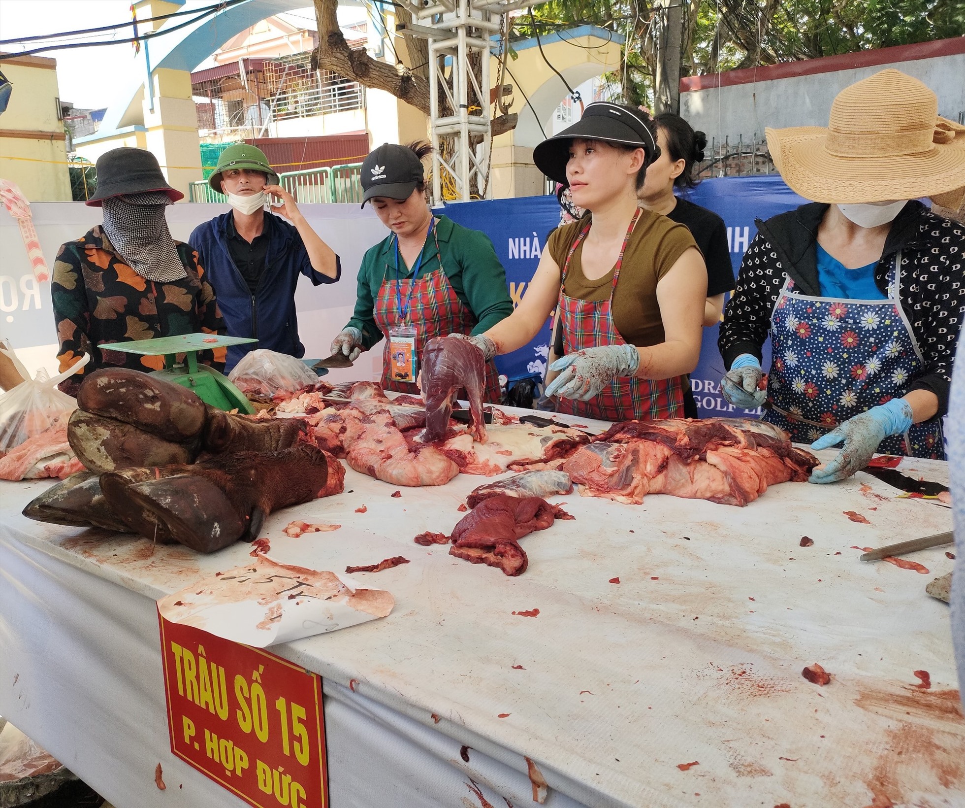 Các quầy thịt trâu chọi hấp dẫn người dân, du khách. Ảnh: Mai Dung
