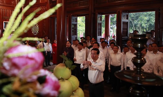 Chủ tịch nước Võ Văn Thưởng dâng hương tưởng nhớ công ơn to lớn của Chủ tịch Hồ Chí Minh. Ảnh: Bảo Nguyên