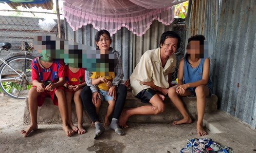 Bà Nguyễn Thị Vân và người chồng cùng 4 người cháu. Ảnh: Hoàng Lộc