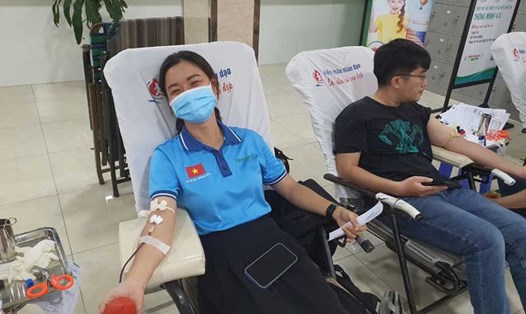 Cán bộ chiến sĩ, nhân viên y tế Đà Nẵng hiến máu cứu người. Ảnh: Trần Thi