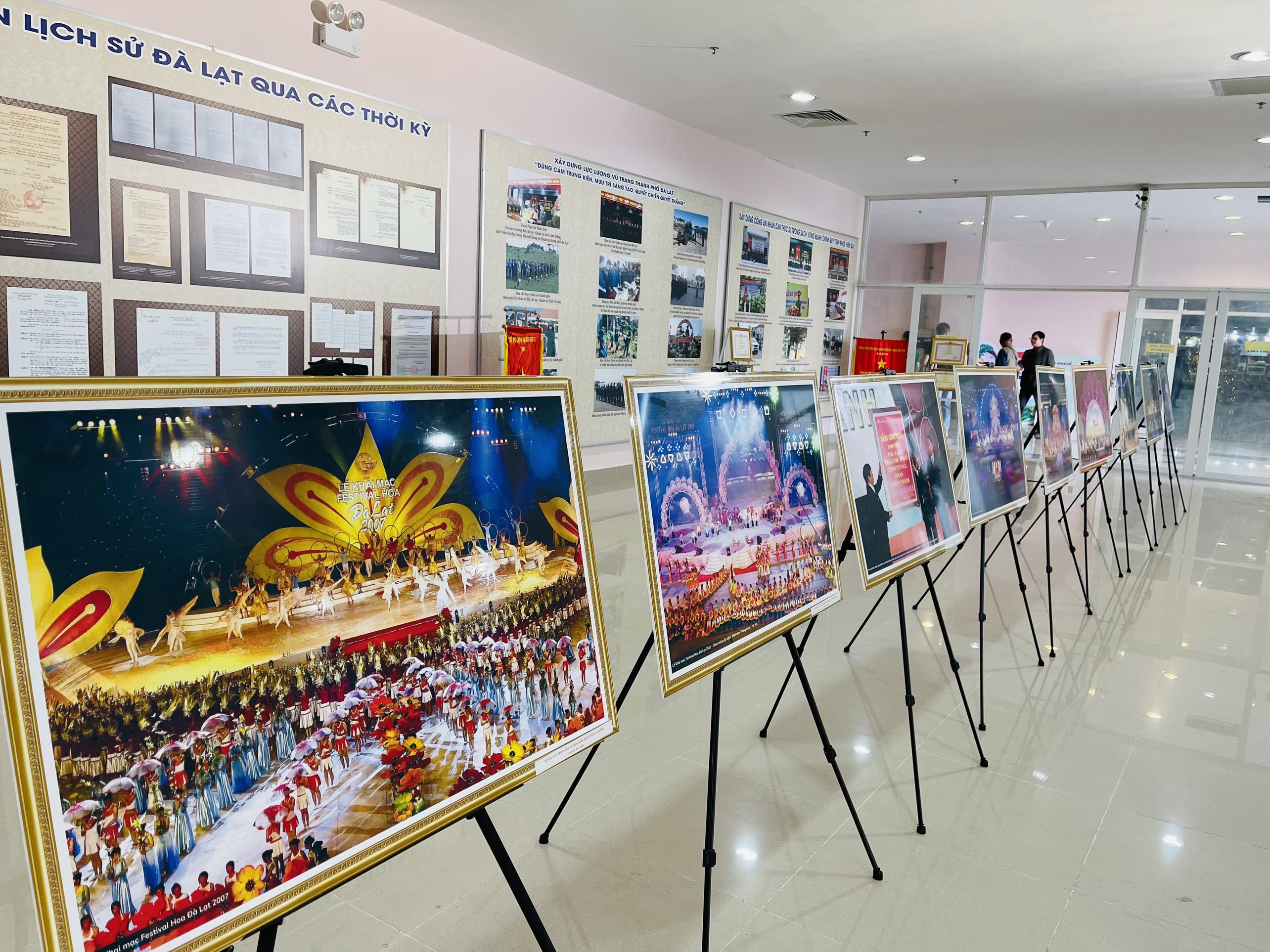 Triển lãm thành tựu 130 năm Đà Lạt hình thành và phát triển. Ảnh: Mai Hương