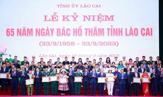 Tặng bằng khen cho các tập thể, cá nhân có thành tích xuất sắc trong đợt thi đua chào mừng 75 năm Ngày Bác Hồ ra lời kêu gọi Thi đua ái quốc và kỷ niệm 65 năm Ngày Bác Hồ thăm tỉnh Lào Cai. Ảnh: Bảo Nguyên