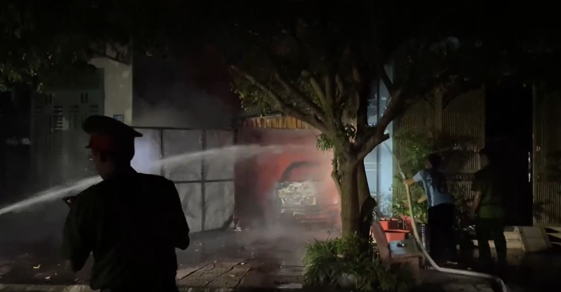 Hiện trường vụ cháy thiêu rụi xe ô tô trị giá 1 tỉ đồng ở Lục Nam (Bắc Giang). Ảnh: Cắt từ clip