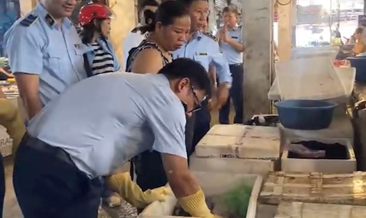 Hàng tấn thịt lợn bốc mùi bị phát hiện tại chợ Đồng Quang (TP Thái Nguyên).