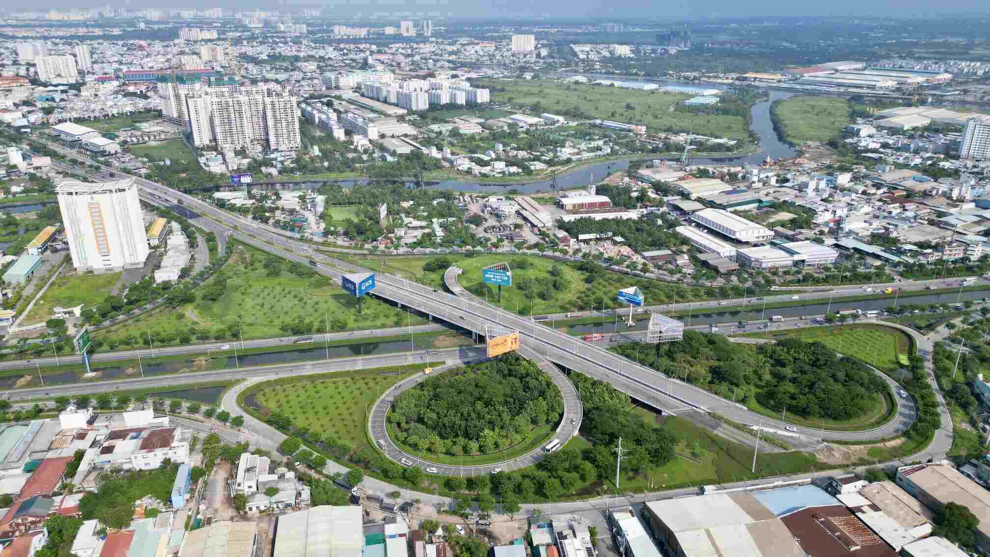 Đây là cửa ngõ chính từ thành phố về Đồng bằng sông Cửu Long, đồng thời là đoạn liên kết nhiều trục đường lớn như đại lộ Võ Văn Kiệt, Nguyễn Văn Linh, cao tốc TP HCM - Trung Lương, cũng là tuyến dẫn vào bến xe Miền Tây.