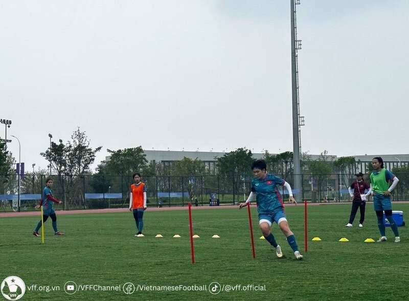 Đội tuyển nữ Việt Nam chuẩn bị cho trận gặp Bangladesh tại ASIAD 19. Ảnh: VFF