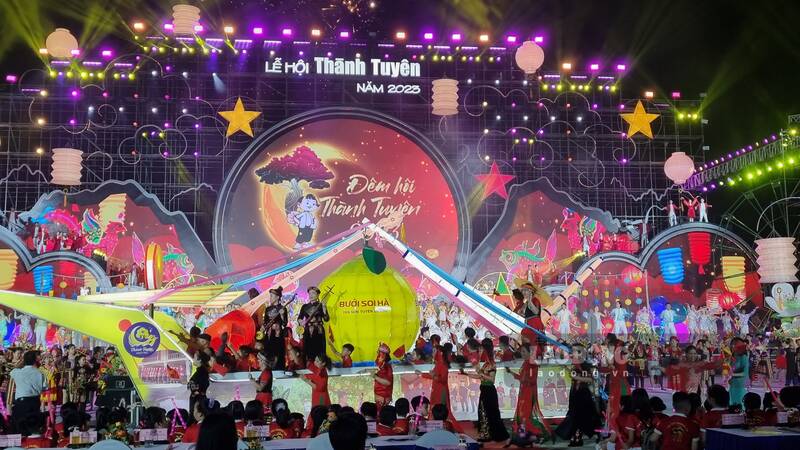 Các mô hình đèn lồng diễu hành tại chương trình Đêm hội Thành Tuyên năm 2023. Ảnh: Lam Thanh